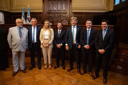 Viola, rodeado de legisladores afines a Karina Milei, y junto al ministro Juan Bautista Mahiques