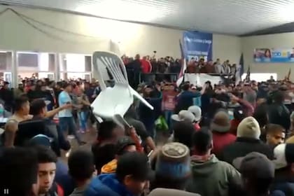 Violencia en un acto peronista: arrojaron sillas por los aires