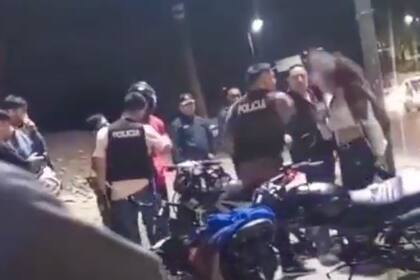 Violencia policial: un efectivo insultó y le pegó a una mujer durante un control a motociclistas en Bernal