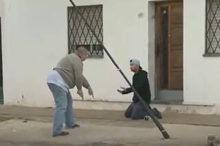 Un remisero discutió con un pasajero, lo bajó del auto y lo obligó a arrodillarse con un arma