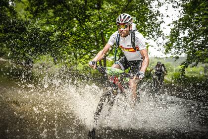 Violenta prohibición de una carrera de bicicletas en España