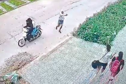 Violento ataque de motochorros a plena luz del día; la imagen se repite en muchísimos centros urbanos del país