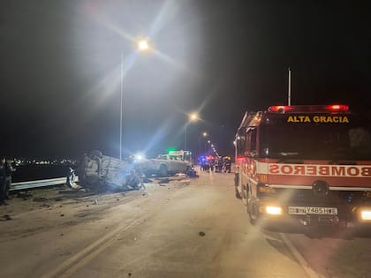 Violento choque de frente entre dos autos en Córdoba: cuatro personas fallecieron.