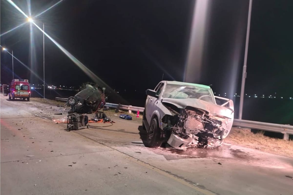 Violento choque de frente entre dos autos en Córdoba: cuatro personas fallecieron.