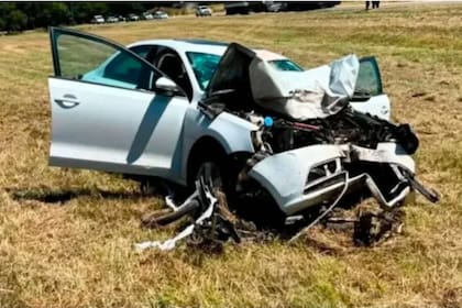 Violento choque de frente entre un auto y una moto: una niña de 9 años y su madre fallecieron.