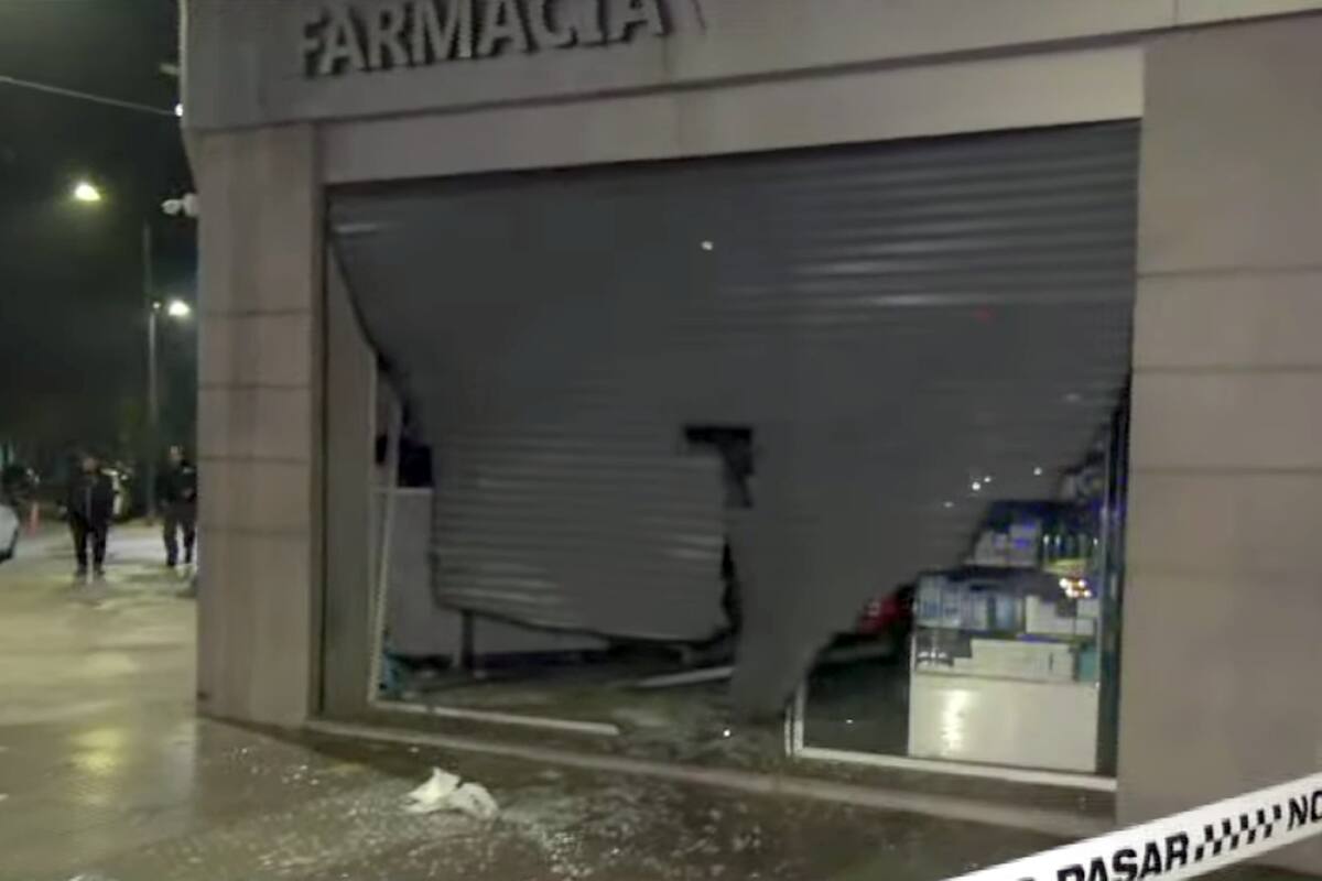 Violento choque entre un auto y una moto en Caseros y Maza