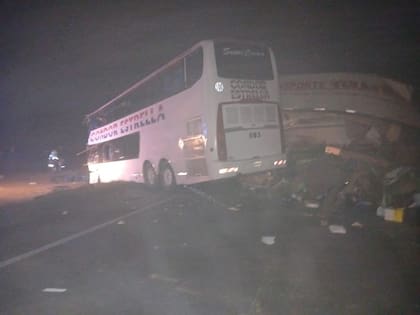 Violento choque entre un camión y un colectivo en la ruta 3: hay cuatro muertos.
