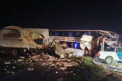 Violento choque entre un camión y un colectivo en la ruta 3: hay cuatro muertos