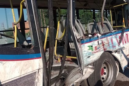 Violento choque entre un camión y un colectivo en Ciudad Evita