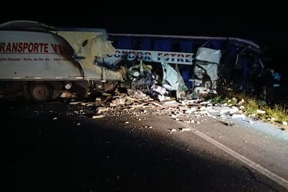 Violento choque entre un camión y un colectivo en la ruta 3: hay cuatro muertos