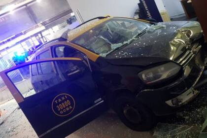 Violento choque sobre avenida Libertador: un taxi quedó incrustado en un banco, al otro lado de la mano donde circulaba