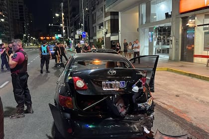 Violento choque sobre avenida Libertador: un taxi quedó incrustado en un banco
