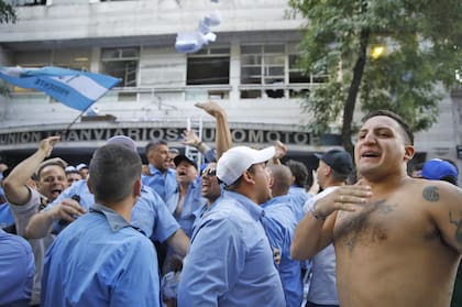 Violento enfrentamiento en el sindicato de colectiveros, destrozaron la sede de la UTA; hubo 11 heridos y un detenido