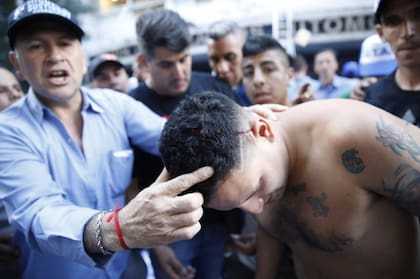 Violento enfrentamiento en el sindicato de colectiveros, destrozaron la sede de la UTA; hubo 11 heridos y un detenido