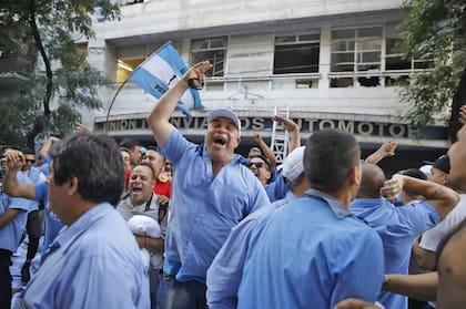 Violento enfrentamiento en el sindicato de colectiveros, destrozaron la sede de la UTA; hubo 11 heridos y un detenido