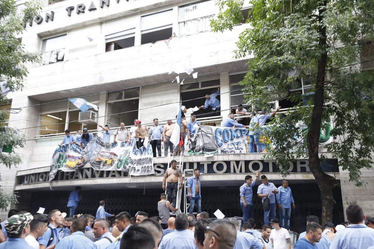 Violento enfrentamiento en el sindicato de colectiveros, destrozaron la sede de la UTA; hubo 11 heridos y un detenido