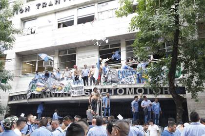 Violento enfrentamiento en el sindicato de colectiveros, destrozaron la sede de la UTA; hubo 11 heridos y un detenido