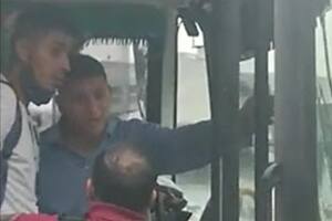 Violento enfrentamiento entre vecinos y un colectivero por un corte de luz