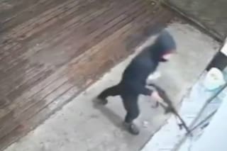 Violento robo a un kiosco en La Matanza: amenazaron a la dueña con una escopeta y le desvalijaron el local