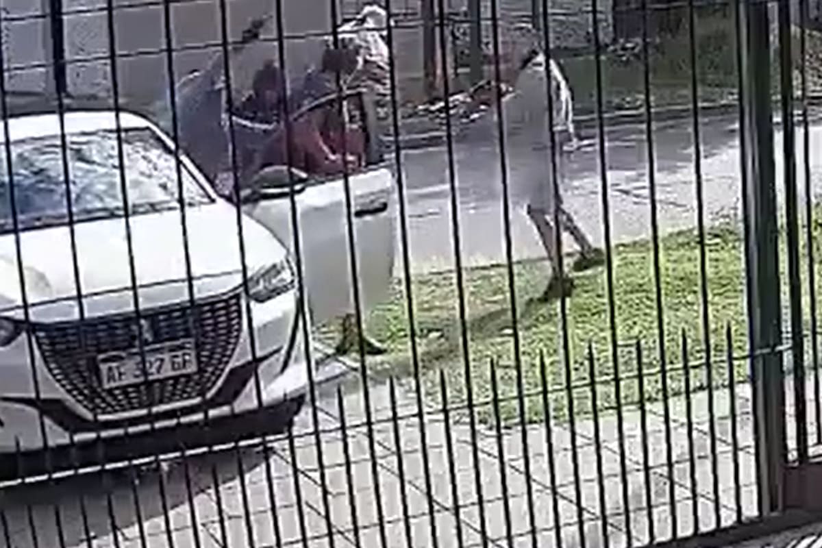 Violento robo en Lanús: tiraron al aire, golpearon a una víctima y escaparon con un Peugeot 208