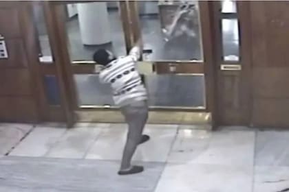 Violento robo en un edificio en Mar del Plata: rompió la puerta de vidrio con una baldosa y apuñaló al encargado