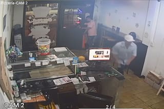 En pleno corso robaron en una rotisería y se llevaron pizzas y empanadas