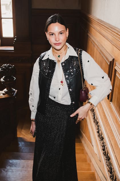 Violeta Ayerza apostó por una combinación de camisa blanca, chaleco con tachas y pollera con brillos