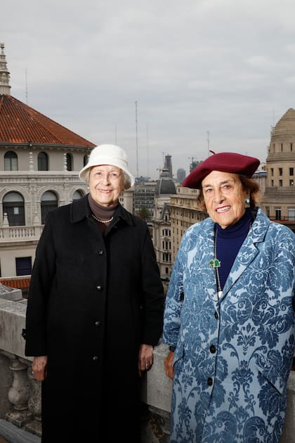 Susana, con sombrero blanco, y Violeta, con boina bordó, posan en la terraza del edificio Bencich