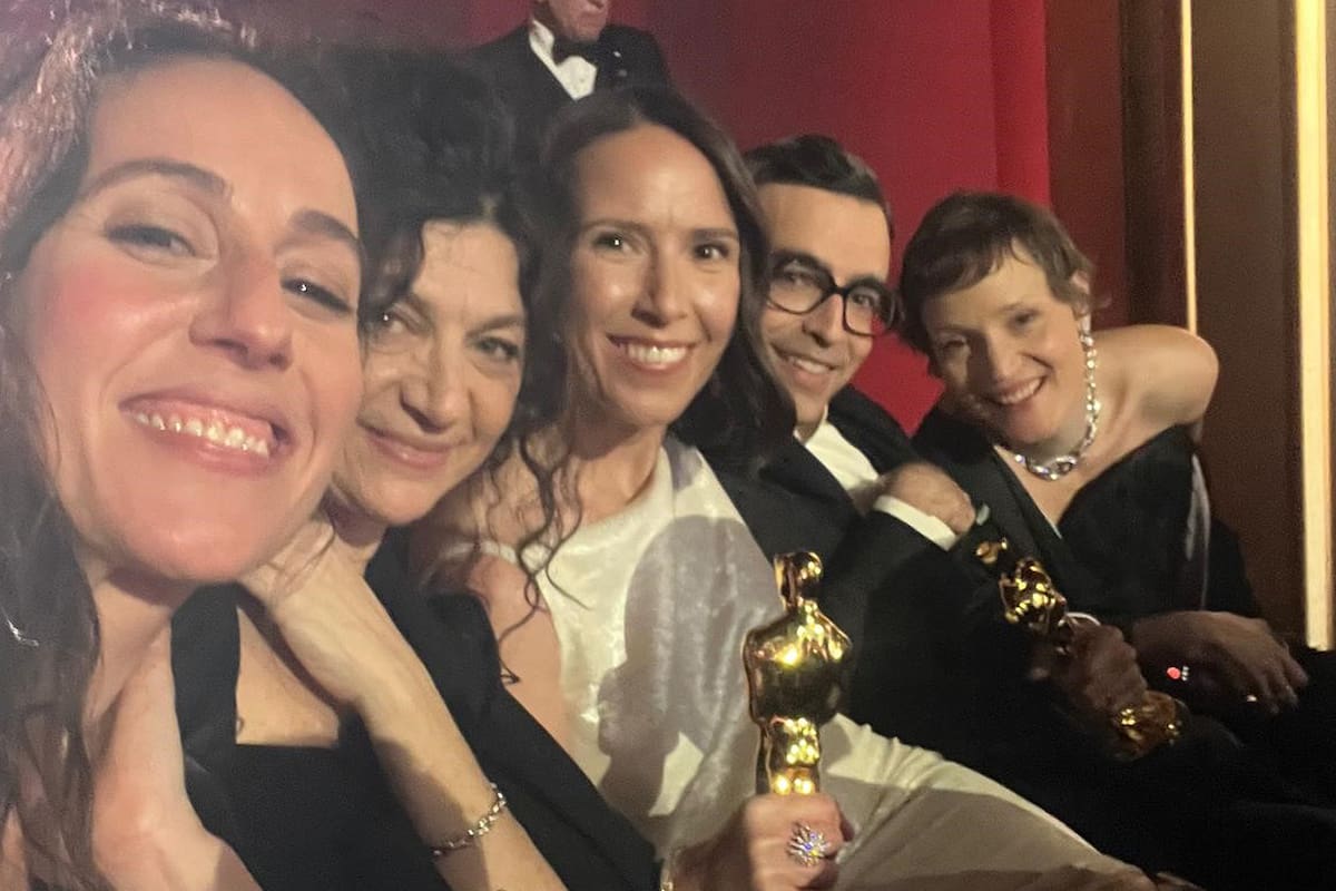 Violeta Kreimer junto con el equipo ganador de Dos personas intercambiando saliva, foto que la productora compartió con LA NACION