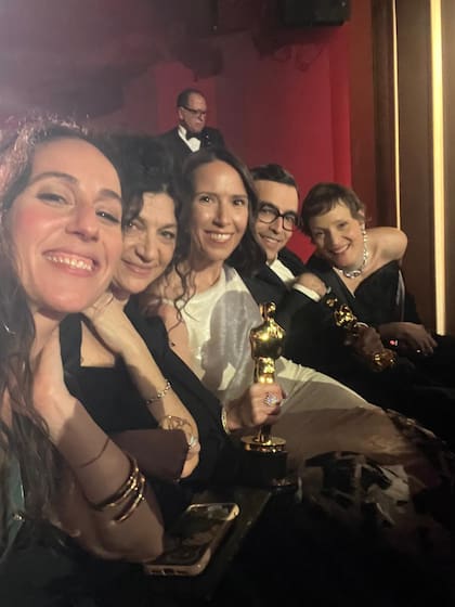 Violeta Kreimer junto con el equipo ganador de Dos personas intercambiando saliva