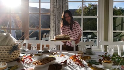 Violeta recibe a los visitantes en la Casa de Té