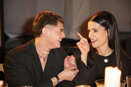 Violeta Urtizberea, muy divertida con su amigo, el actor Grego Barrios.
