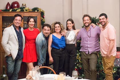 Violeta Urtizberea y Fernán Mirás junto al elenco de la película Casi Muerta: Natalia Oreiro, Diego Velázquez, Paola Barrientos, Alberto Ajaka y Ariel Staltari