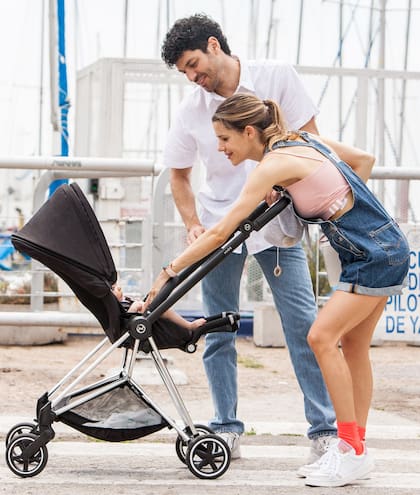 Verlos por Olivos –donde viven– empujando el cochecito Cybex de su beba es una postal habitual