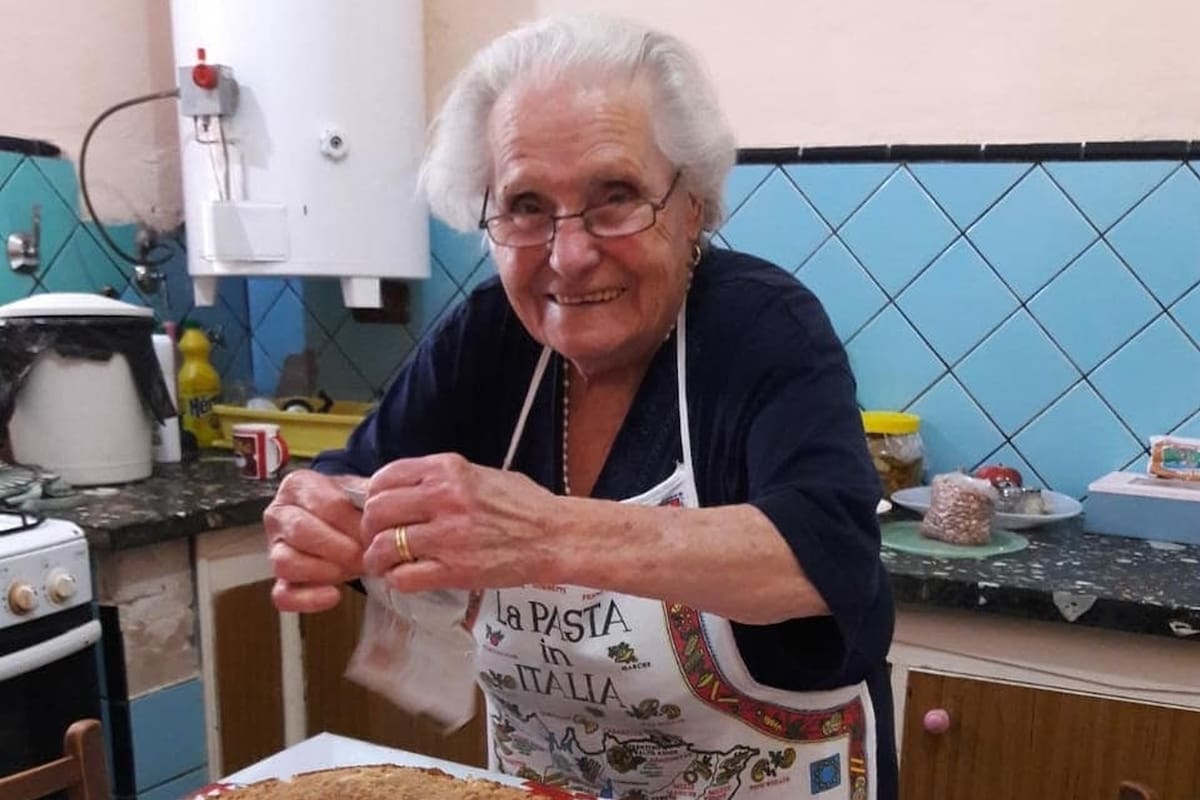 Violetta Fantini llegó a la Argentina en 1954, a los 22 años; instalada en Campana, con el aburrimiento de la cuarentena comenzó a contar en video las recetas que cocinó toda la vida, y que graba su nieta Sol