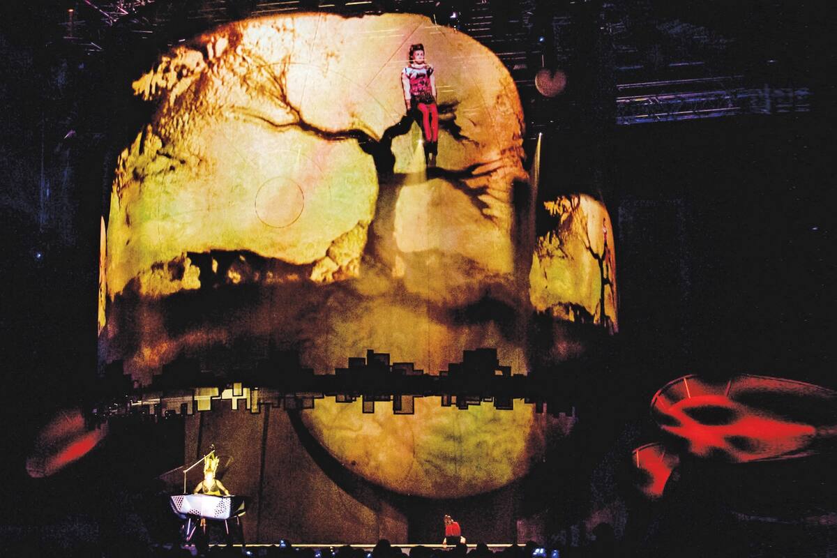 Vira dibuja con las manos en arena y la imagen de la obra proyectada interactúa en tiempo real con un actor en escena