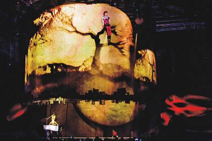 Vira dibuja con las manos en arena y la imagen de la obra proyectada interactúa en tiempo real con un actor en escena