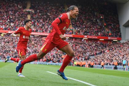 Virgil van Dijk celebrando el gol de la victoria ante West Ham en la Premier League