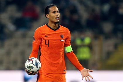 Virgil van Dijk fue titular en el partido que disputaron Holanda y Bosnia Herzegovina