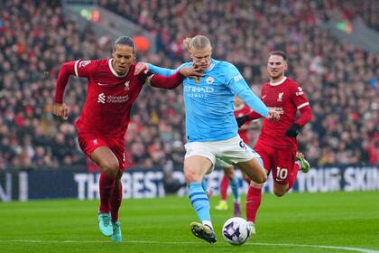 Virgil van Dijk (izquierda) de Liverpool intenta parar a Erling Haaland de Manchester City en el partido de la Liga Premier, el domingo 10 de marzo de 2024, en Liverpool. (AP Foto/Jon Super)