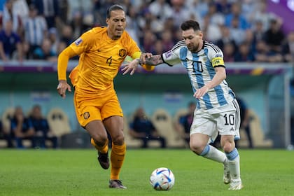 Virgil van Dijk y Leo Messi disputando la pelota durante los cuartos de final de Qatar 2022
