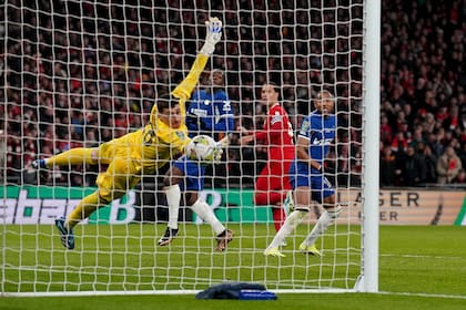 Virgil van Dijk ya cabeceó y la pelota está a punto de pasar la línea del arco: el gol del título para Liverpool ante Chelsea, en Wembley