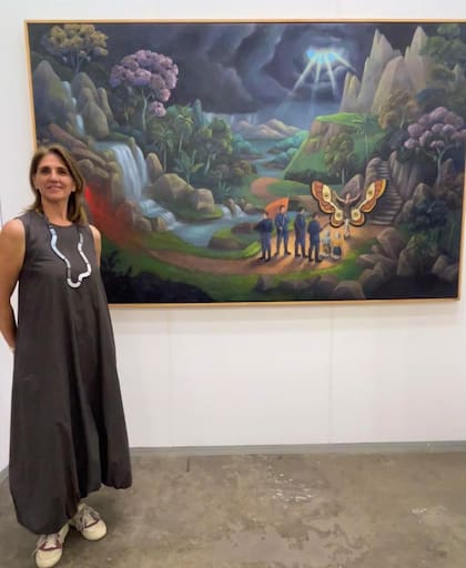 Virginia Agote, gestora cultural y curadora, con obra de Marcelo Canevari en Cott