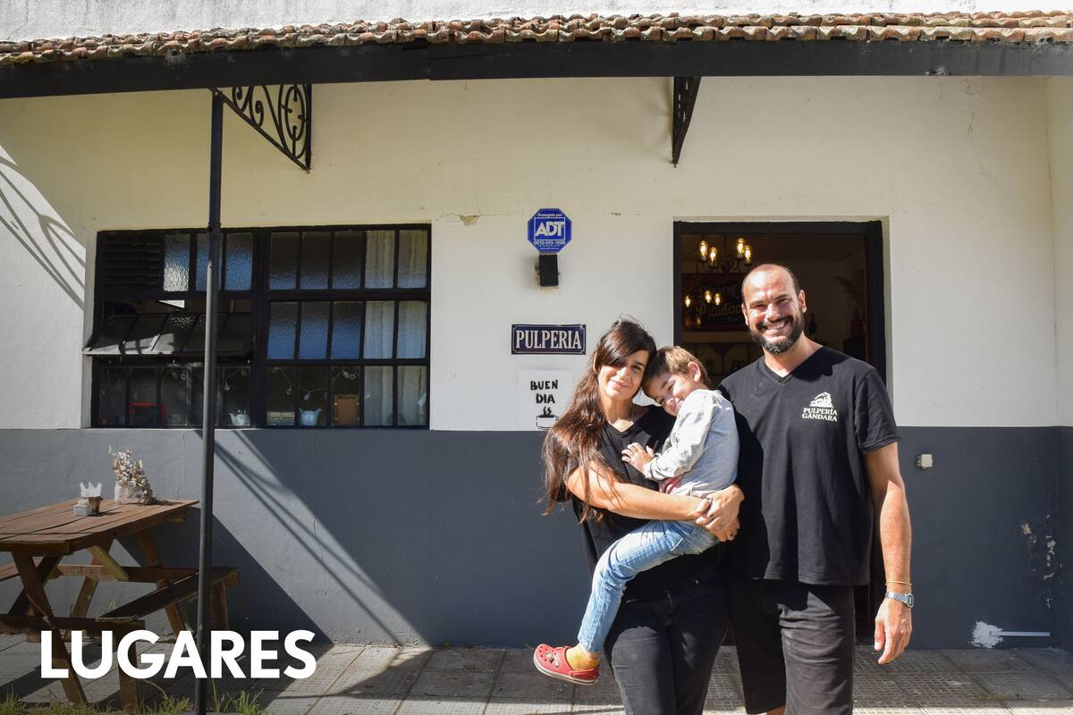 Virginia Costa y Sebastián Cappiello posan frente a "la Pulpe" con su hijo León.