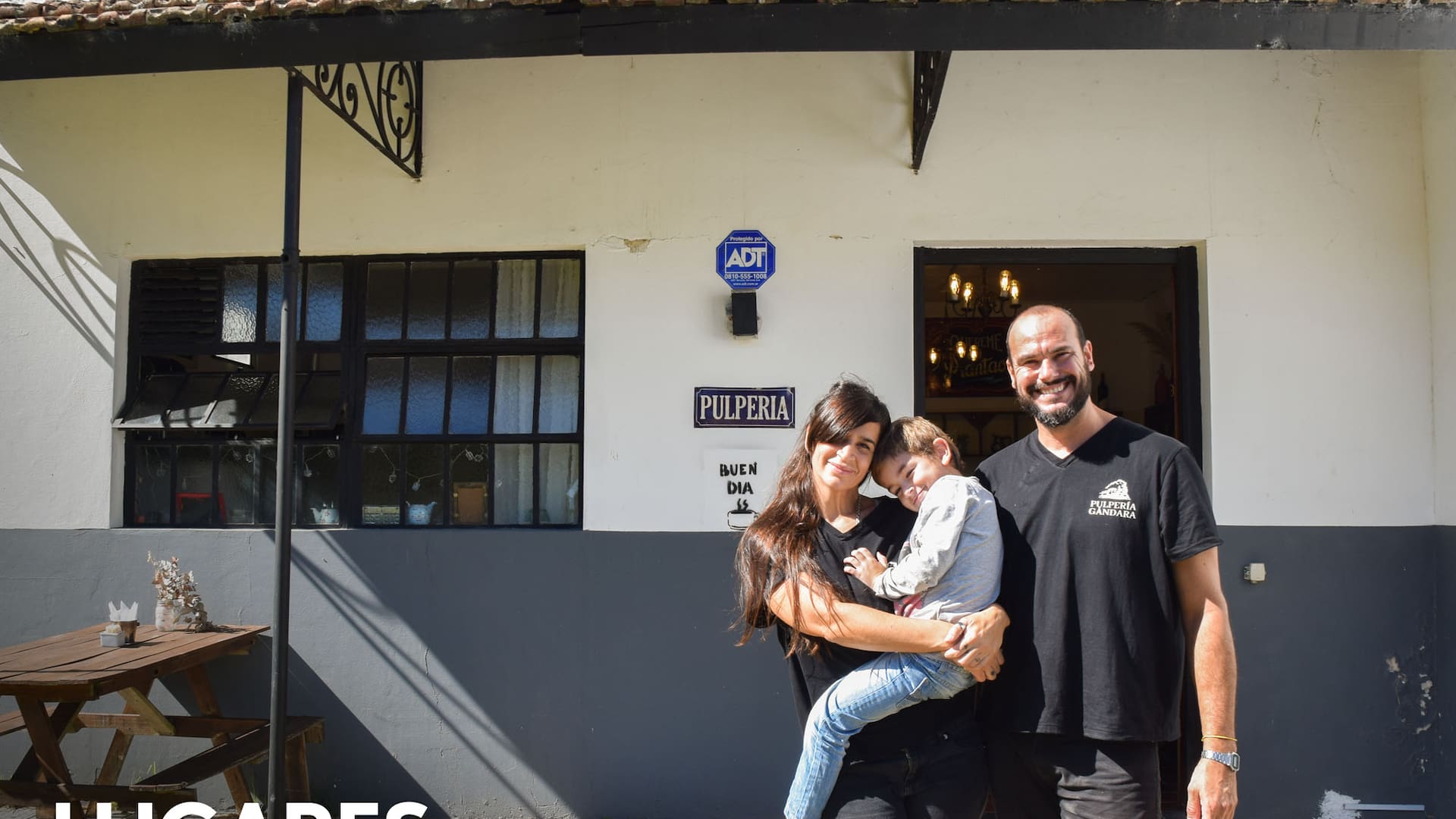 Virginia Costa y Sebastián Cappiello posan frente a "la Pulpe" con su hijo León.