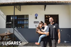 Virginia Costa y Sebastián Cappiello posan frente a "la Pulpe" con su hijo León.