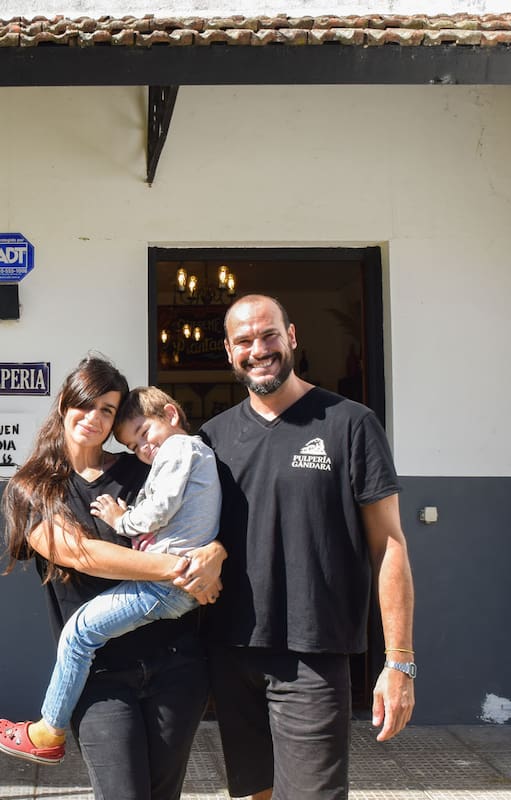 Virginia Costa y Sebastián Cappiello posan frente a "la Pulpe" con su hijo León.