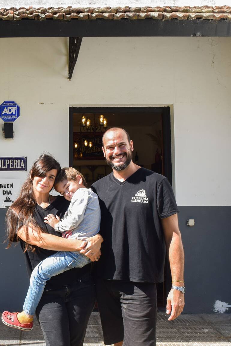 Virginia Costa y Sebastián Cappiello posan frente a "la Pulpe" con su hijo León.