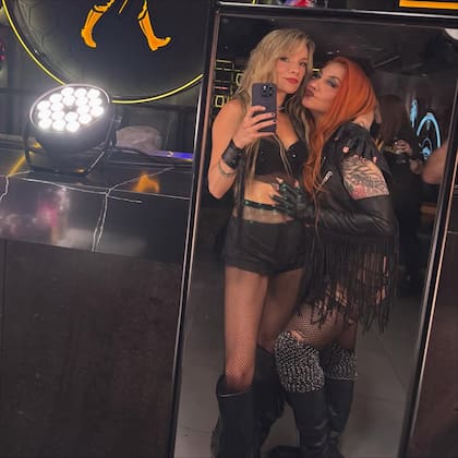 Virginia da Cunha y Lourdes Fernández en la fiesta L.A.T.M. +35, organizada por el DJ Tommy Muñoz, donde Bandana regresó a los escenarios