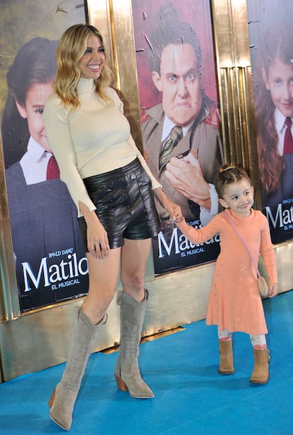 Virginia Gallardo asistió con su hija Martina. La panelista y bailarina combinó un short de cuero con botas texanas para esta ocasión